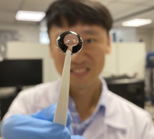 Prototyp der innovativen Batterie für die Kontaktlinse der Zukunft (Foto: ntu.edu.sg)