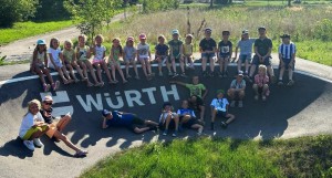 Kinderbetreuung durch Würth in den Ferien, hier zu Besuch beim Pumptrack in Böheimkirchen (© Würth)