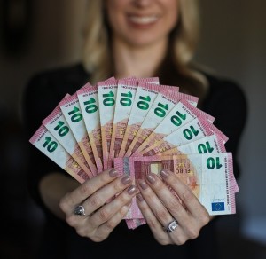 Geldfächer: Einkommen in Deutschland im zweiten Halbjahr stark gestiegen (Foto: pixabay.com, Tumisu)