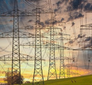 Strommasten: Weniger Kilowattstunden im ersten Halbjahr produziert (Foto: analogicus, pixabay.com)