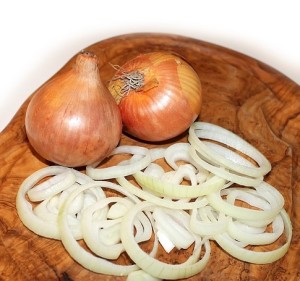 Fermentierte Zwiebeln: für besser schmeckenden Fleischersatz geeignet (Foto: tove erbs, pixabay.com)