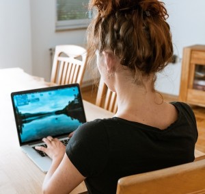Frau im Home-Office: Hybride Modelle setzen sich durch (Foto: pixabay.com, VinzentWeinbeer)