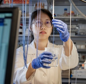 Expertin Meiqi Yang mit Natrium- und Siliziumsalz (Foto: engineering.princeton.edu, Bumper DeJesus)