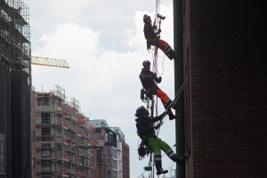 FISAT-zertifizierte Höhenarbeiter für Reinigungsarbeiten (Foto: Industrie Kletterer Köln IKK)