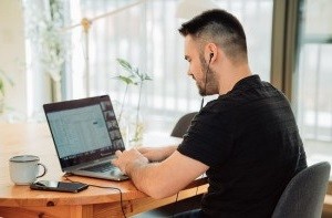 Home-Office: hat Vorteile und erfordert Eigeninitiative (Foto: unsplash.com, Malte Helmhold)