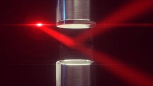 Laserstrahl-Teilung zwischen zwei Lautsprechern (Foto: Science Communication Lab for DESY)