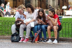 Teenager: Smartphone ist der ständige Begleiter im Alltag (Foto: pixabay.com, Gary Cassel)