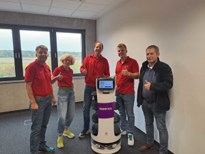 Team Frischedienst Walther GmbH mit Serviceroboter BellaBot (Foto: Sebotics)