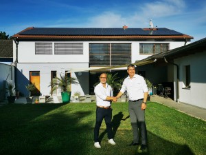SUN21-Niederlassungsleiter Gernot Glaser mit Kunden Günter Pabst (Foto: SUN21)