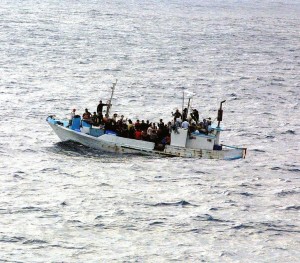 Flüchtlingsboot: Entwicklungshilfe nutzlos gegen illegale Migration (Foto: pixabay.com, geralt)
