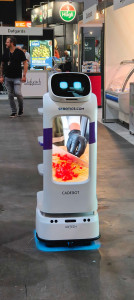 Intergast-Forum Serviceroboter CadeBot mit Werbebildschirm (Foto: Sebotics)