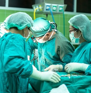 Herzchirurgen bei der Arbeit: Organ dient als Ladegerät für Schrittmacher (Foto: sasint/pixabay.de)