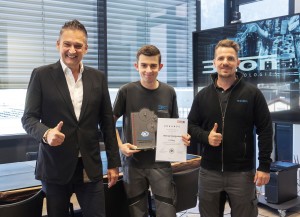 CEO Hannes Auer mit erfolgreichem Lehrling Michael Margreiter und Ausbilder Daniel Rusch (© 3CON)