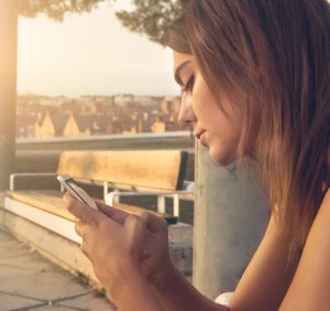 Frau am Handy: Soziale Medien wecken zwiespältige Gefühle (Foto: Pexels, pixabay.com) Frau am Handy: Soziale Medien wecken zwiespältige Gefühle (Foto: Pexels, pixabay.com)