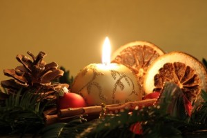 Feierliche Kerze stimmt im Advent auf Weihnachten ein (Foto: Fotolia)
