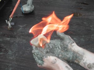 Methanhydrat: Gas entzündet sich spontan an der Luft (Foto: geomar.de)
