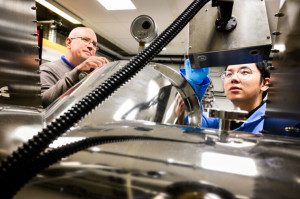 Lignin-Forscher Mats Fahlman (links) und Kollege Qilun Zhang im Labor (Foto: Thor Balkhed, liu.se)
