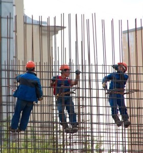 Bauarbeiter: Viele Projekte hängen kostenbedingt in der Luft (Foto: pixabay.com, Peggy_Marco)