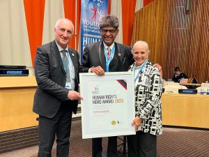 Human Rights Hero Award 2023 für D'Souza im UNO-Hauptquartier in New York (© Scientology)