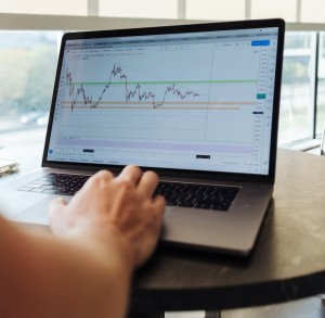 Kursentwicklung: gegenüber Vorjahr 2023 deutlich weniger IPOs (Foto: unsplash.com, Jason Briscoe)
