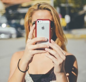 Smartphone-Userin: Preise von Handy und Vertrag prüfen, lohnt sich (Foto: pixabay.com, janeb13)