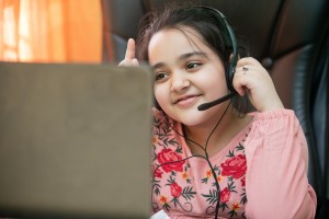 Mädchen am Laptop: Digitale Kompetenz schützt vor Missbrauch (Foto: pixabay.com, Anil sharma)