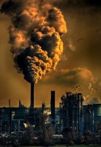 Schlot: Umweltbelastungenn bergen finanzielle Risiken (Foto: Chris LeBoutillier, pixabay.com)