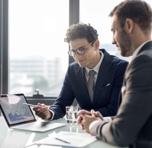 Gespräch: Jobsuchende bedrängen, ist das falsche Mittel (Foto: pixabay.com, investmentadvisory)