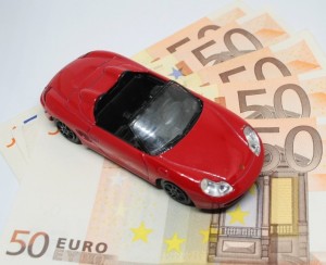 Geld für Kfz-Versicherung: Kosten lassen sich relativ einfach senken (Foto: pixabay.com, ElisaRiva)