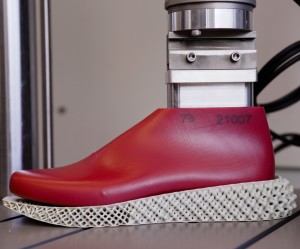 Arbeit am neuen Schuh: Neuer Algorithmus verspricht perfekte Passform (Foto: Melanie Gonick/mit.edu)