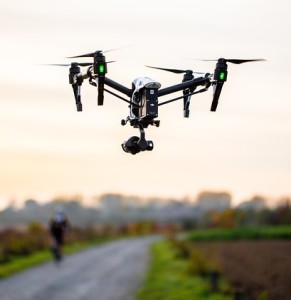 Drohne mit neuem Kamerasystem bei der Filmarbeit (Foto: Laurent Schmidt, pixabay.com)