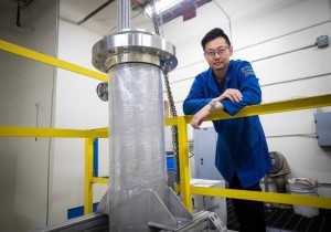 Forscher Charles Cai und sein Reaktor zur Lignin-Abtrennung (Foto: Stan Lim, ucr.edu)