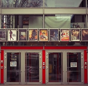 Filmplakate über dem Kinoeingang: Hier sind mehr Weiße abgebildet (Foto: 652234, pixabay.com)