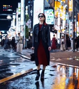 Frau spaziert durch Tokio: 