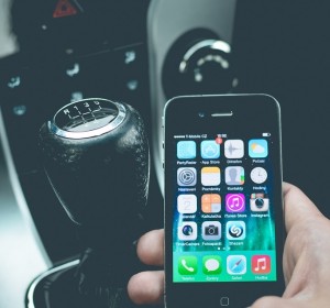 Gefährliche Ablenkung: Jeder zweite Deutsche nutzt Handy bei der Fahrt (Foto: pixabay.com, Pexels)