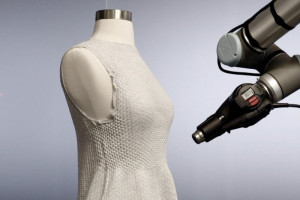 Im Labor: Roboter verändert die Kleiderform mit einer Heißluftpistole (Foto: mit.edu)
