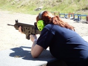 Training an der Waffe: Frauen setzen auf Ausbildung (Foto: pixabay.com, socaljournalist)