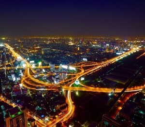 Metropole bei Nacht: bessere Luft trotz steigenden Verkehrs nachgewiesen (Foto: Pexels, pixabay.com)