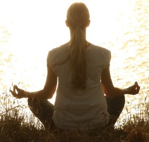 Yoga am Ufer: Mit Entspannung lässt sich Wut besser abbauen (Foto: Pexels, pixabay.com)