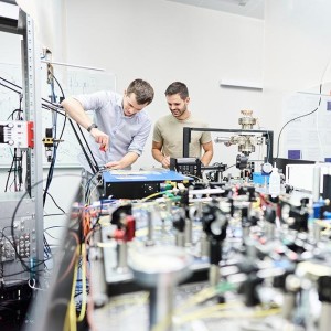 eleQtron-Experten arbeiten am neuen Quantencomputer (Foto: eleqtron.com, sichtplan)