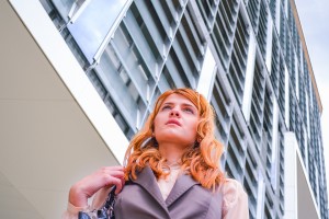 Junge Geschäftsfrau: MBA-Absolventen brauchen technisches Können (Foto: pixabay.com, DanaTentis)