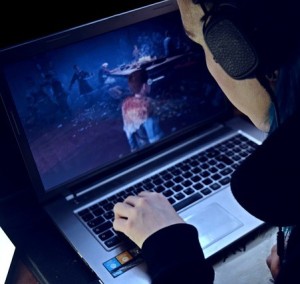 Beim Zocken: Spieldauer hängt von der beruflichen Bildung ab (Foto: Wolfsrib, pixabay.com)