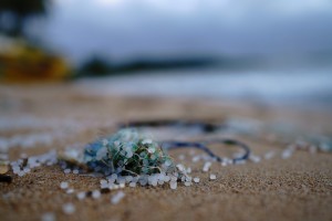 Mikroplastik am Strand: Partikel verschmutzen Umwelt und Mensch (Foto: unsplash, Sören Funk)