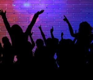 Party: erhöhte Infektionsgefahr in überfüllten Räumen (Foto: Gerd Altmann, pixabay.com)