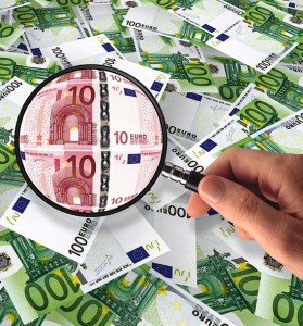 Geld unter der Lupe: Überdurchschnittliche Inflation bleibt ein Dauerthema (Bild: pixabay.de/geralt)
