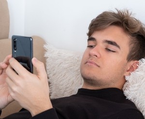 Teenager: Er sieht soziale Medien als Spiegel seiner selbst (Foto: Alexandra_Koch, pixabay.com)