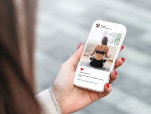 Smartphone: Körperbild in sozialen Medien verunsichert junge Frauen (Foto: aston.ac.uk)