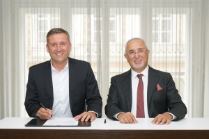 Christian Grosspointner, CEO AICHELIN Group and Mehmet Özdeşlik, CEO Sistem Teknik (© AICHELIN)