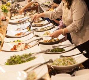 Speisen am Büffet: Manche Menschen essen immer weiter (Foto: ally j, pixabay.com)