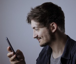 Smartphone-Nutzer: Für Leistungsbezieher einziger Web-Türöffner (Foto: pixabay.com, GustavoWandalen)